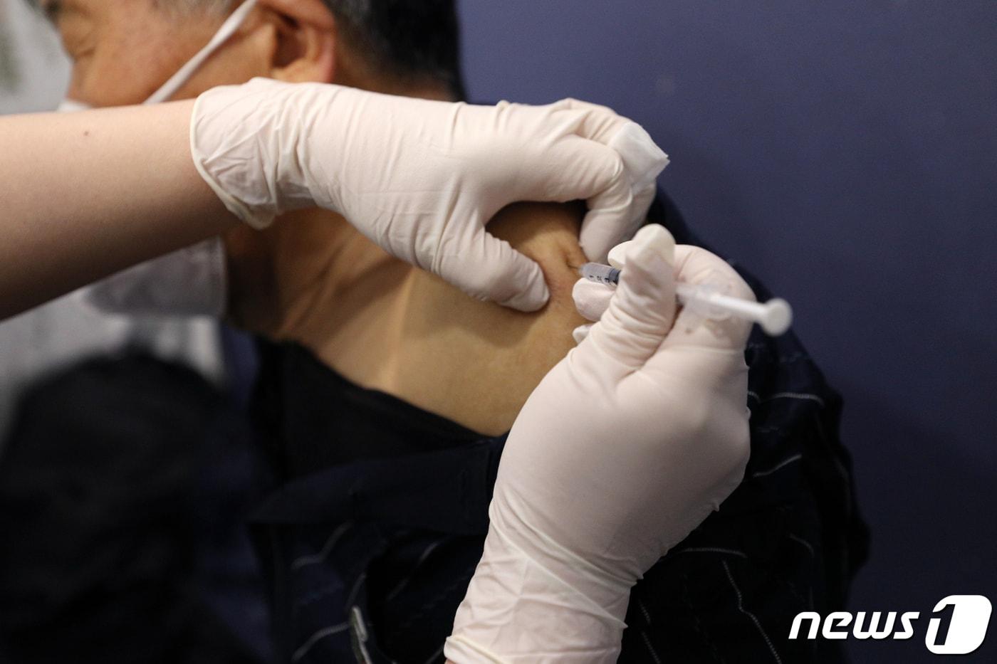 본문 이미지 - 지난해 12월 서울의 한 의원에서 의료진이 동절기 신종 코로나바이러스 감염증(코로나19) 2가백신을 접종하고 있다. /뉴스1 ⓒ News1 안은나 기자