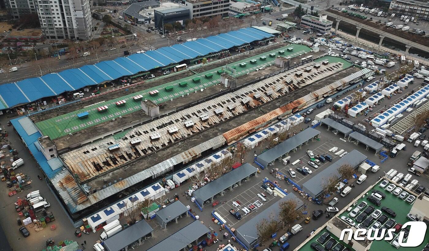 대구농수산물유통관리공사는 27일 유통인단체는 대형 산불로 어려움을 겪고 있는 농업인의 신속한 피해 복구를 위해 성금 2억4000만 원을 기부했다. 사진은 대구농수산물도매시장 전경. 2022.12.12/뉴스1 ⓒ News1 공정식 기자