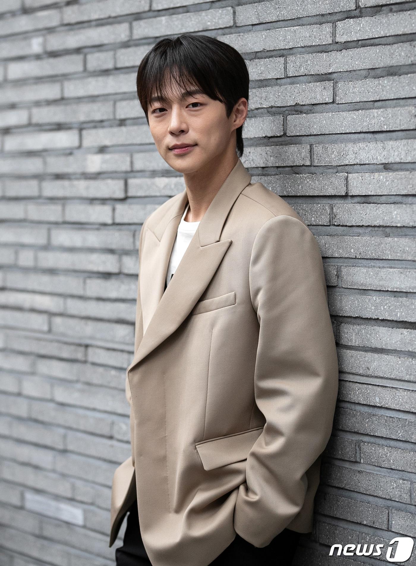 본문 이미지 - 배우 배인혁이 12일 서울 강남구의 한 카페에서 라운드 인터뷰에 앞서 포즈를 취하고 있다. 2022.12.12/뉴스1 ⓒ News1 이승배 기자