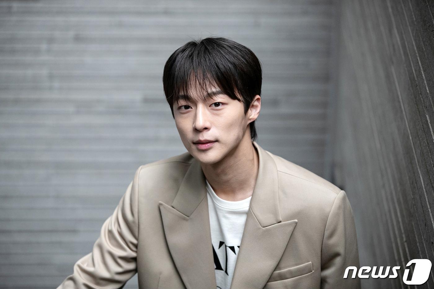 배우 배인혁이 12일 서울 강남구의 한 카페에서 라운드 인터뷰에 앞서 포즈를 취하고 있다. 2022.12.12/뉴스1 ⓒ News1 이승배 기자