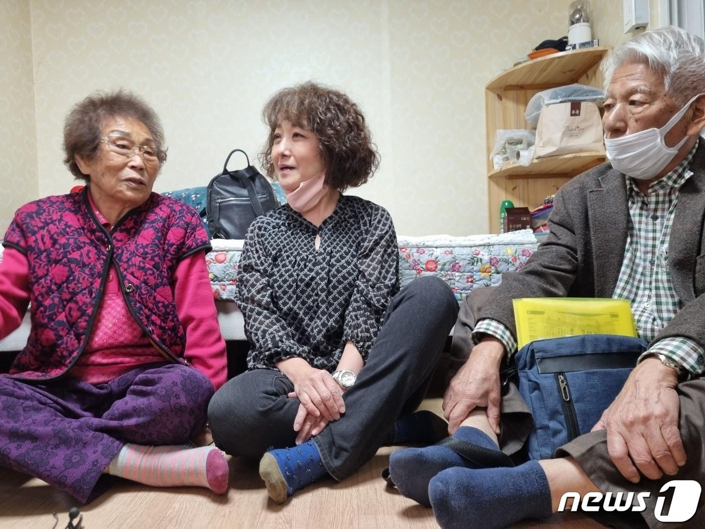 본문 이미지 - 12일 일제강점기 나고야 미쓰비시에 강제동원됐던 근로정신대 피해자 양금덕 할머니(왼쪽)가 나고야소송지원회 다카하시 마코토 대표(오른쪽) 등 연극 봉선화 팀을 만나 대화를 나누고 있다. (일제강제동원시민모임 제공) 2022.12.12/뉴스1