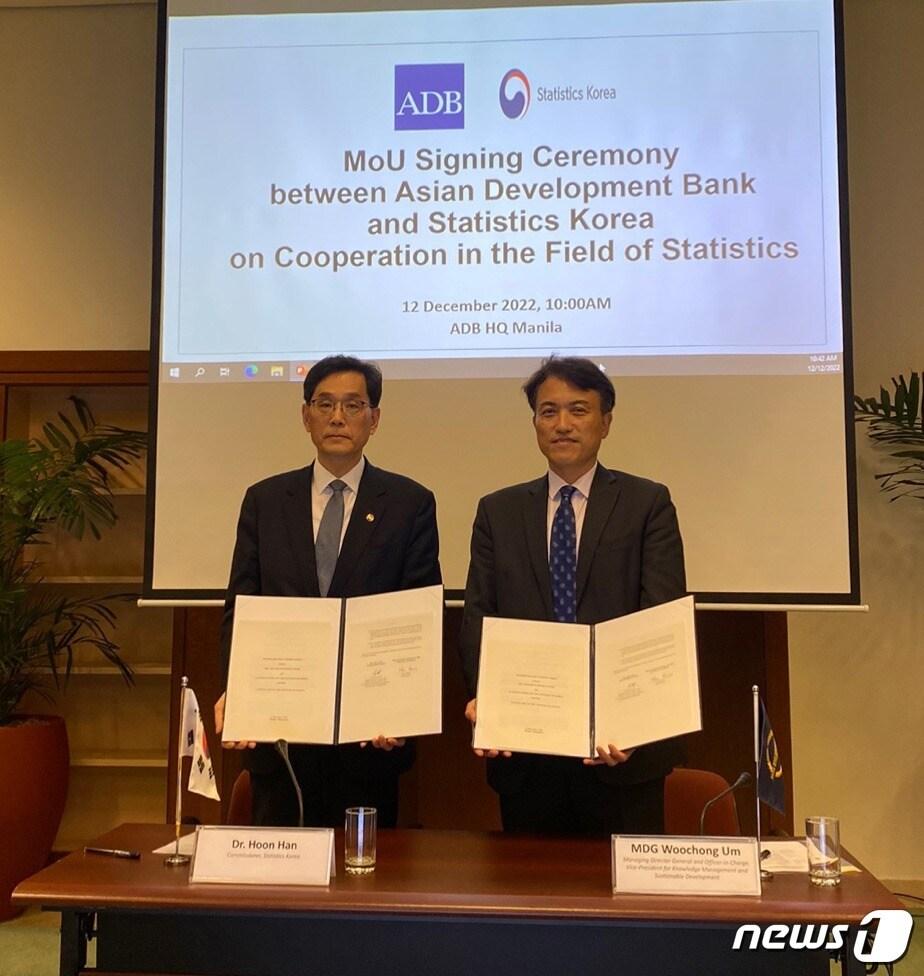 본문 이미지 - 한훈 통계청장(왼쪽)과 엄우종 ADB 사무총장이 필리핀 ADB 본부에서 '통계청-아시아개발은행 통계협력 업무협약(MOU)'을 체결한 후 기념촬영을 하고 있다(통계청 제공).