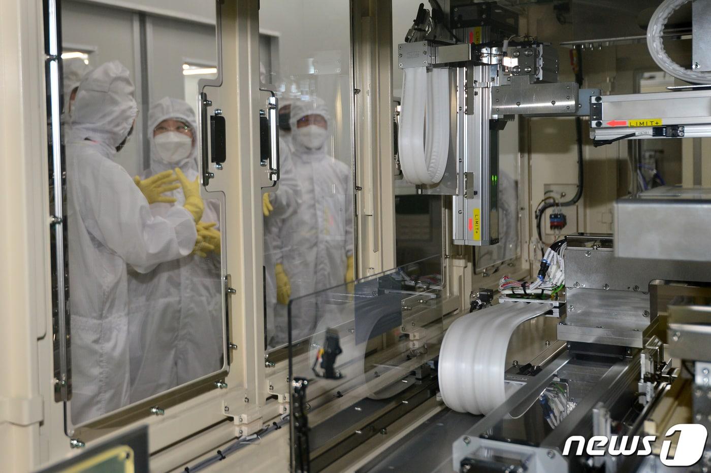 본문 이미지 - 이달희 경북도경제부지사와 바크하우스 주 부산 미국 영사 등이 지난 12월12일 오후 포스텍(포항공대) 첨단기술산업화센터에 있는 애플 제조업 R&D지원센터에서 생산 설비 등을 살펴보고 있다. 애플 제조업 R&D지원센터는 애플이 오랜 신뢰를 쌓아온 한국과의 상생 발전을 위해 추진한 프로젝트로 2021년 우수한 R&D 인프라와 쾌적한 정주 여건을 갖춘 포항이 최적지로 선정되면서 포스텍에서 2022년부터 운영되고 있다. 2022.12.12/뉴스1 ⓒ News1 최창호 기자