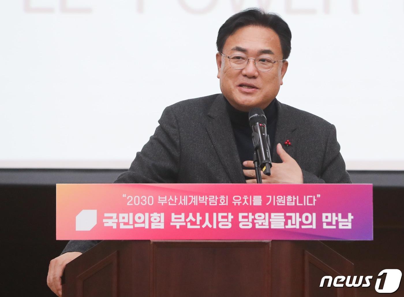 본문 이미지 - 정진석 국민의힘 비상대책위원장이 12일 부산 동구 부산항국제전시컨벤션센터에서 열린 부산 당원과의 만남에서 특강을 하고 있다. 2022.12.12/뉴스1 ⓒ News1 허경 기자