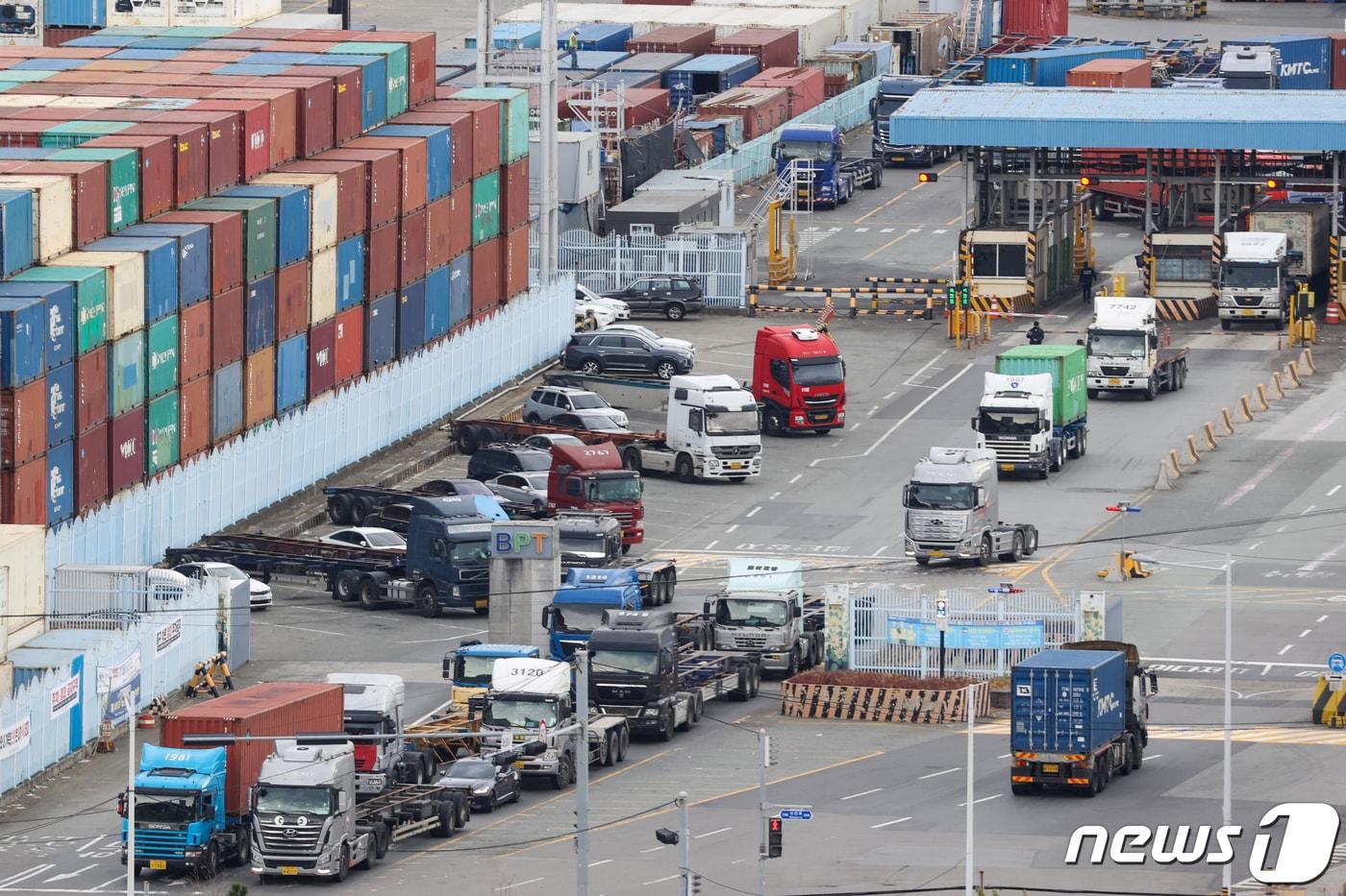 민주노총 공공운수노조 화물연대본부&#40;화물연대&#41;가 총파업을 철회한 가운데 부산 남구 부산항 용당부두에 화물차량들이 운행으로 분주한 모습을 보이고 있다. 2022.12.12/뉴스1 ⓒ News1 김영훈 기자