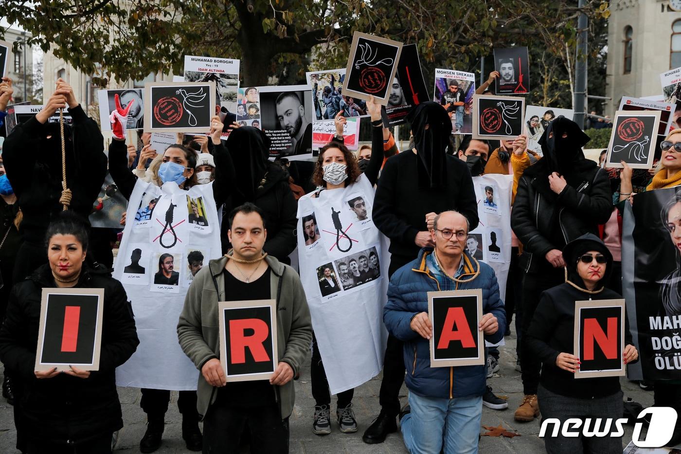 본문 이미지 - 이란에선 지난 9월 히잡을 제대로 쓰지 않았다는 이유로 20대 여성 마흐사 아미니가 경찰에 체포된 뒤 의문사한 사건으로 인해 여성들을 중심으로 시작된 시위가 대규모 반정부 시위로 확대돼 3개월째 계속되고 있다. 10일(현지시간) 튀르키예 이스탄불에 이란 반정부 시위 지지자들이 모여있다. ⓒ 로이터=뉴스1 ⓒ News1 이유진 기자