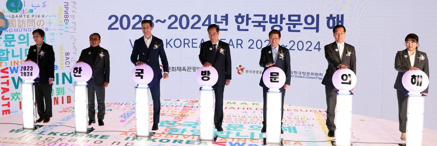 본문 이미지 - 12일 오후 서울 중구 하이커 그라운드에서 가진 한국방문의해 선포식. 한신자 이즈피엠피 대표(왼쪽부터), 윤영호 한국관광협회중앙회 회장 겸 한국방문위원회 위원장 직무대행, 외국인 방송인 알베르토 몬디, 한덕수 국무총리, 박보균 문체부 장관, 김장실 한국관광공사 사장, 최수지 문체부 청년보좌역(문체부 제공)