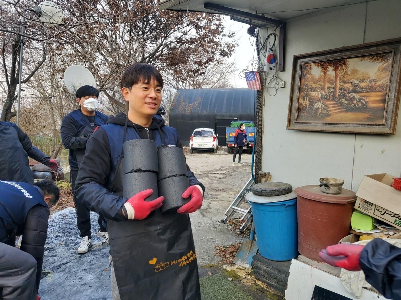 본문 이미지 - 뉴링크 직원들이 연말 사랑의 연탄 나눔 봉사에 임하는 모습 &#40;뉴링크 제공&#41;