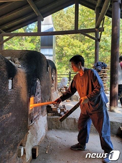 본문 이미지 - 여주시 제 10호 도예명장에 선정된 이청욱 작가.(여주시 제공)