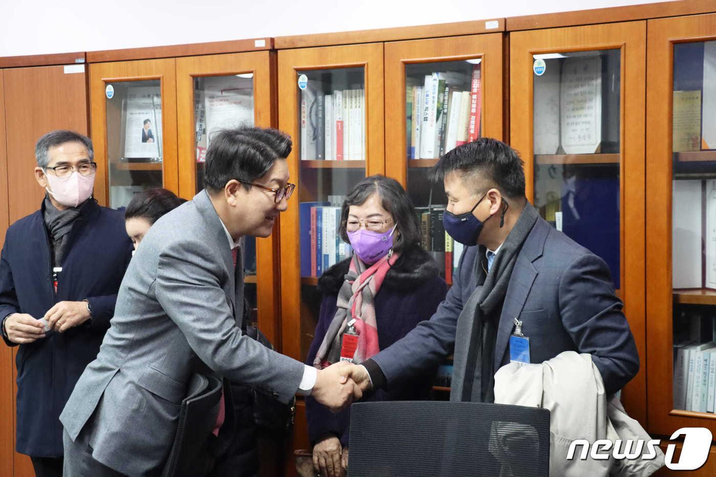 본문 이미지 - 권성동 국민의힘 의원이 12일 제2연평해전 유가족들과 간담회를 갖고 있다.(권성동 국민의힘 의원 페이스북)ⓒ 뉴스1