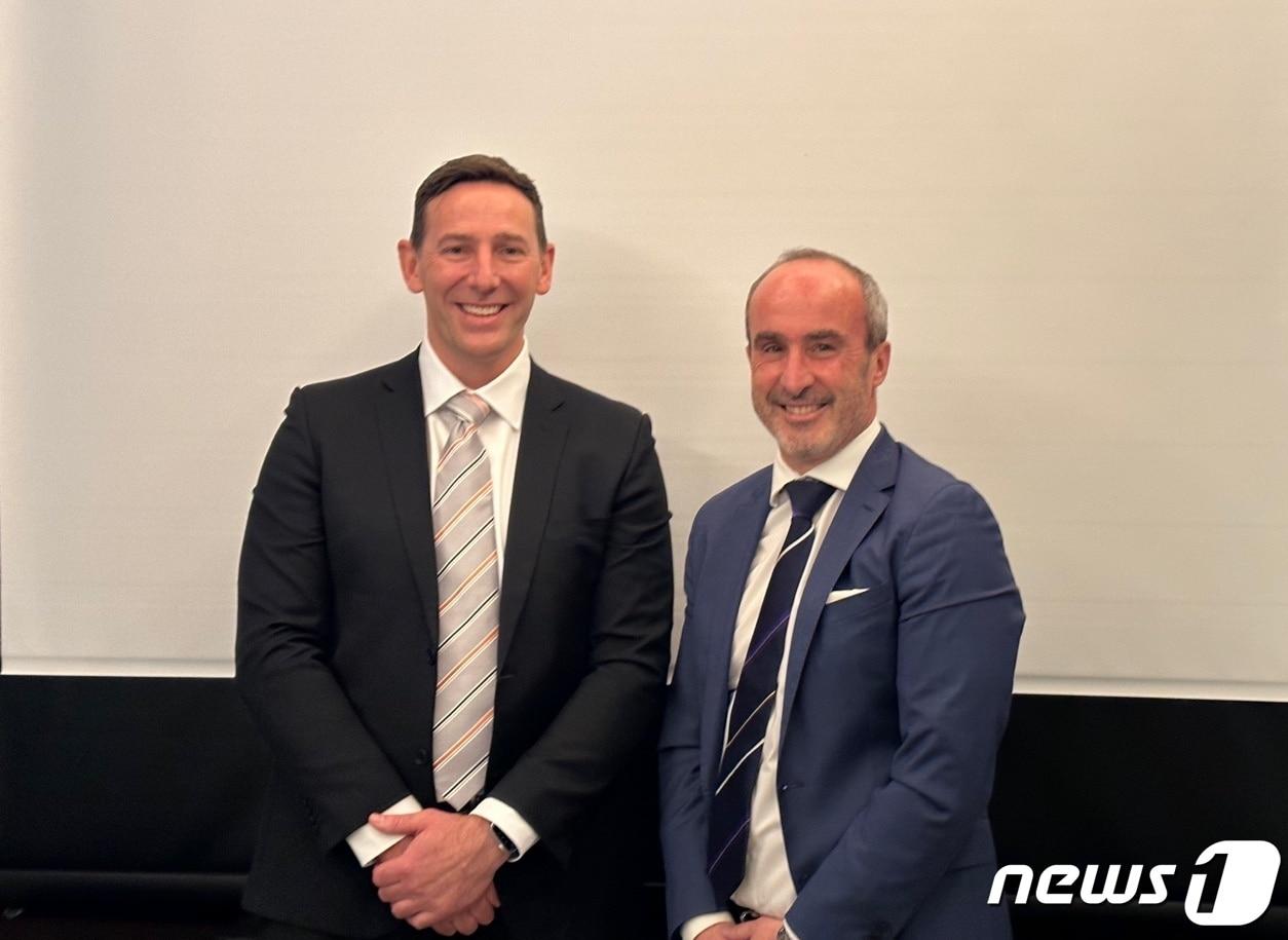 본문 이미지 -  에반 크루즈 젯스타 세일즈 총괄(왼쪽), 존 시메오네 콴타스 인터내셔널 세일즈 총괄 부사장ⓒ뉴스1 윤슬빈 기자