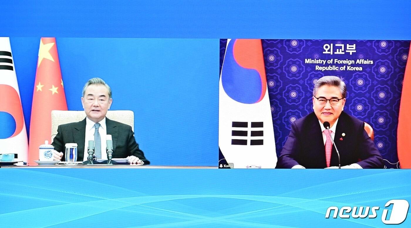 본문 이미지 - 박진 외교부 장관(오른족)이 12일 왕이 중국 외교부장과 화상회담을 했다.(외교부 제공)