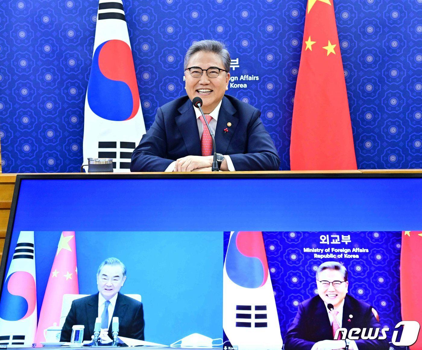본문 이미지 - 박진 외교부 장관(위)이 12일 서울 종로구 청사에서 왕이 중국 외교부장과 화상 회담을 하고 있다. (외교부 제공) 2022.12.12/뉴스1 ⓒ News1 신웅수 기자
