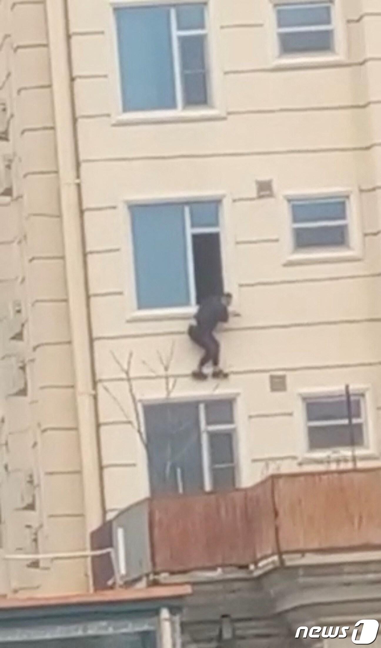 본문 이미지 - 12일&#40;현지시간&#41; 아프가니스탄 카불 소재 한 호텔에 무장한 괴한들이 침입해 총기를 난사했다. ⓒ 로이터=뉴스1 ⓒ News1 정윤영 기자