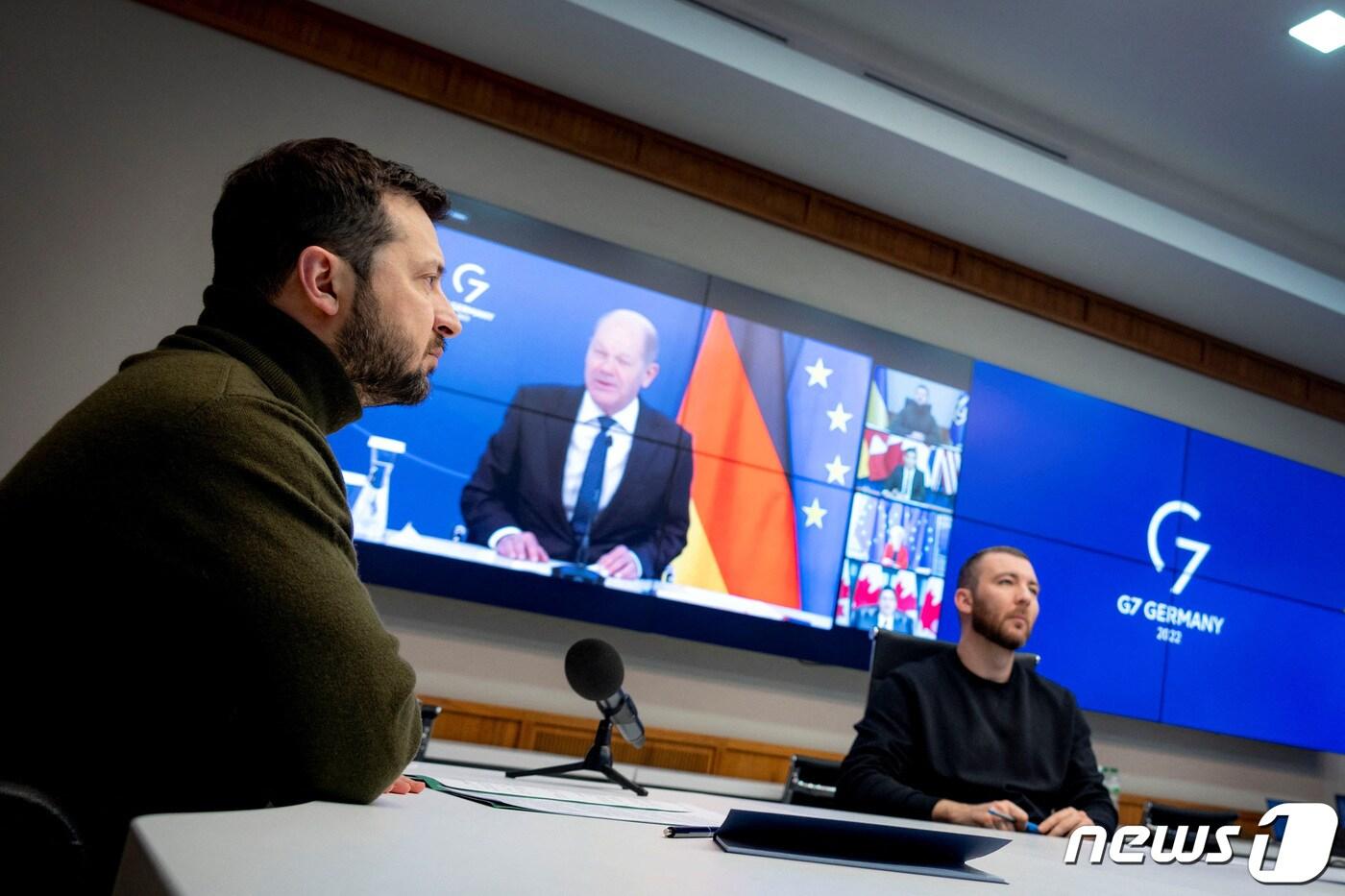 본문 이미지 - 볼로디미르 젤렌스키 우크라이나 대통령이 12일(현지시간) 키이우에서 주요 7개국(G7) 정상회의에 화상으로 참석하고 있다. 2022.12.12/뉴스1 ⓒ 로이터=뉴스1 ⓒ News1 김민수 기자