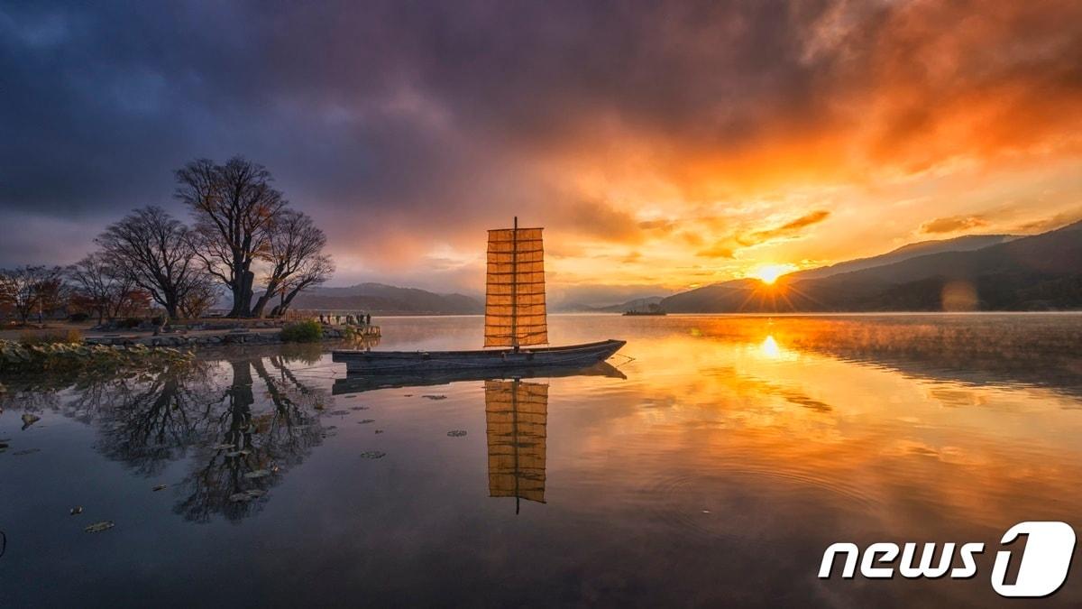 본문 이미지 - 경기도는 2023년~2024년 우리나라를 대표하는 관광명소인 ‘한국관광 100선’에 양평 두물머리(사진) 등 도내 11개 관광지가 선정됐다고 13일 밝혔다.(경기도 제공)