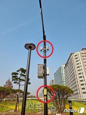 본문 이미지 - 고양시가 13일부터 일산호수공원에서 공공와이파이 무료 서비스를 시작했다. 호수공원에 설치된 접속장비. &#40;고양시청 제공&#41;