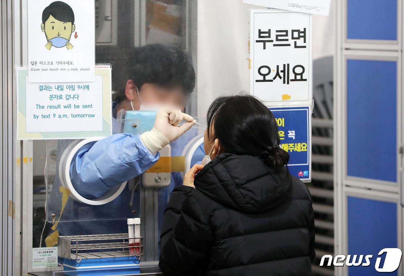 본문 이미지 - 16일 충북에서 코로나19 확진자 2169명이 새롭게 발생했다.(자료사진)뉴스1 ⓒ News1 박세연 기자