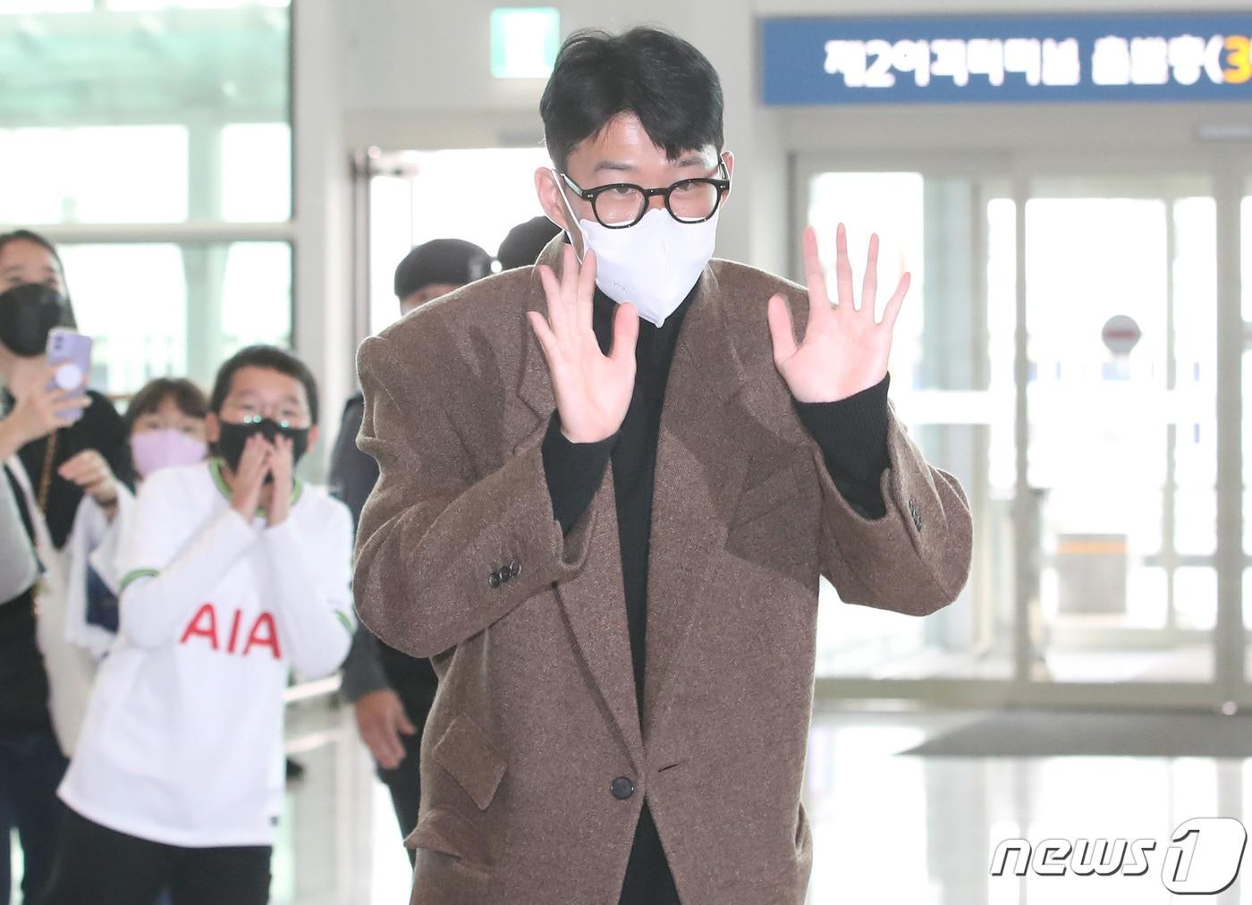 본문 이미지 - 손흥민(토트넘 홋스퍼)이 13일 오전 인천국제공항을 통해 런던으로 출국하며 팬들을 향해 인사하고 있다. 2022.12.13/뉴스1 ⓒ News1 김민지 기자