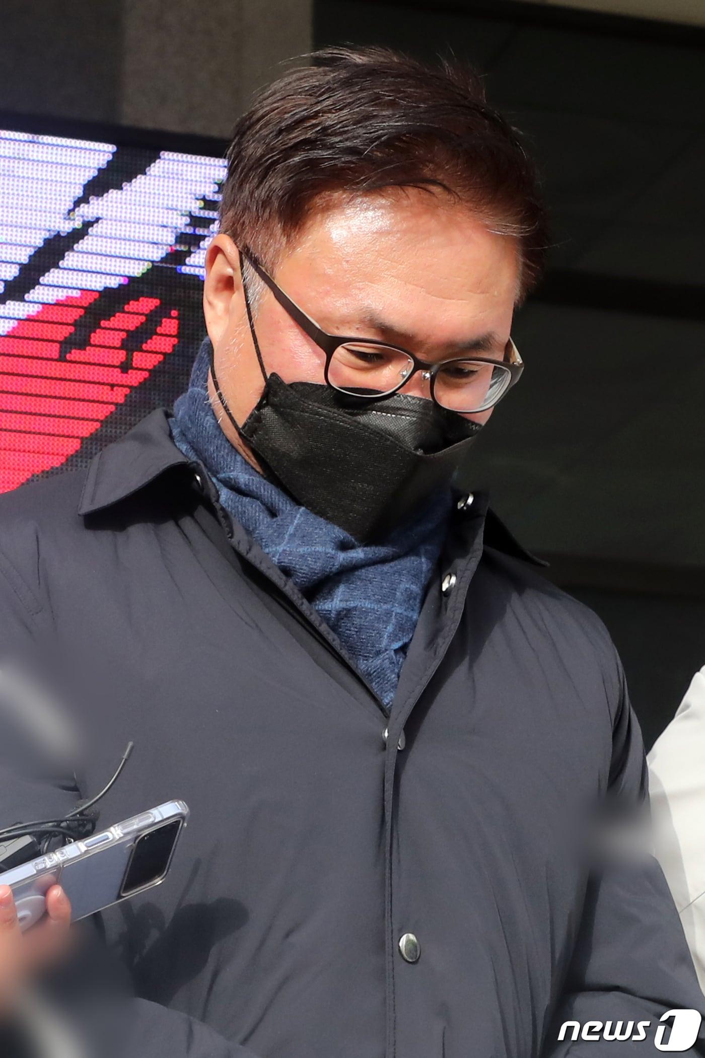 본문 이미지 - &#39;이태원 참사&#39; 관련 증거인멸교사 혐의를 받고 있는 박성민 전 서울경찰청 정보부장이 13일 오전 서울 마포경찰서에서 검찰로 송치되고 있다. 2022.12.13/뉴스1 ⓒ News1 황기선 기자