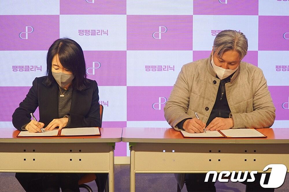 본문 이미지 - 지난 2일 김하진 365mc대표원장협의회 회장(왼쪽)과 박현근 팽팽클리닉 대표원장이 허파고리 시술과 실리프팅 기술을 접목시키기 위해 공동연구 협약을 서울 365mc병원 오렌지홀에서 체결했다.(=365mc 제공)