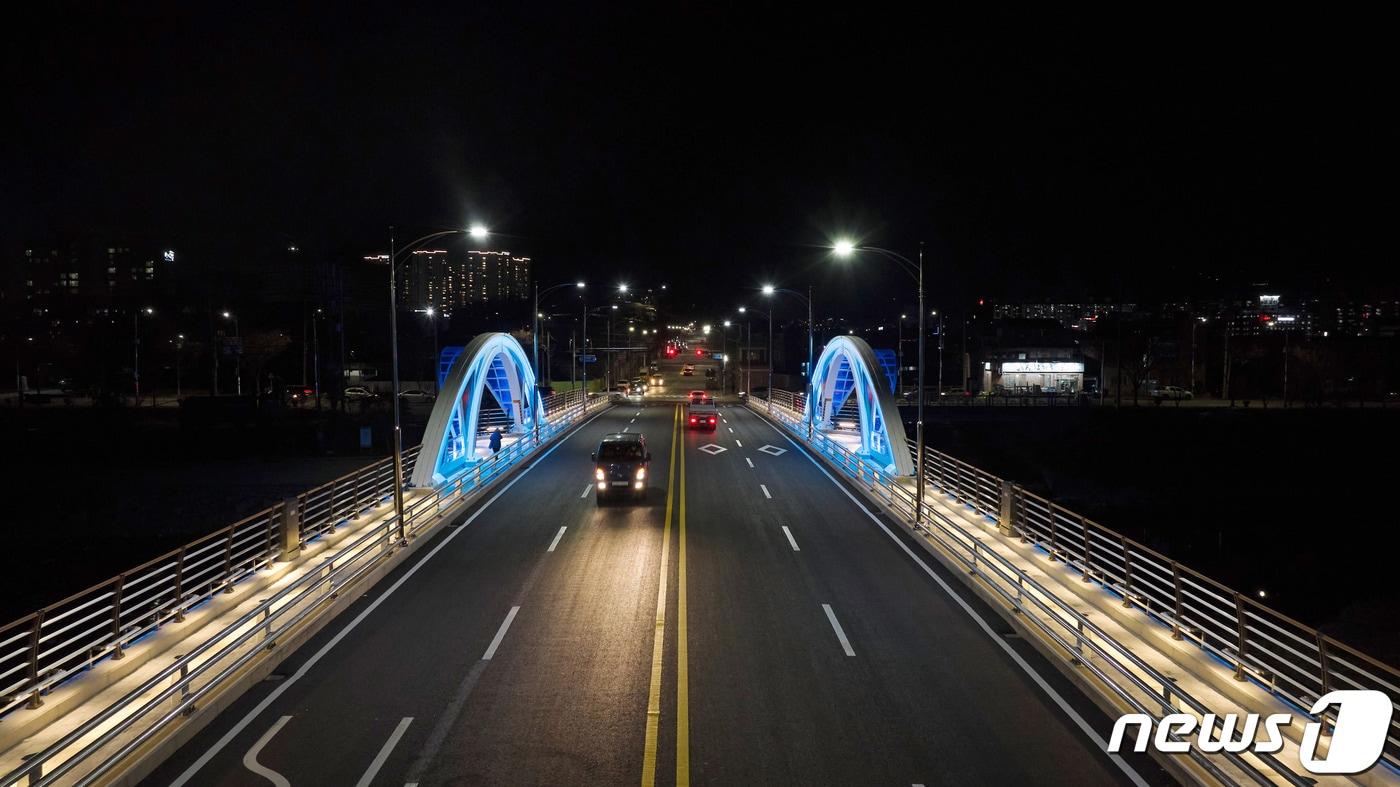 본문 이미지 - 2020년 8월 집중호우로 유실된 화순 '삼천교' 재가설. ⓒ News1