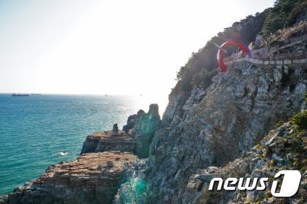 본문 이미지 - ‘한국관광 100선’에 선정된 태종대유원지 전경(부산시청 제공) 