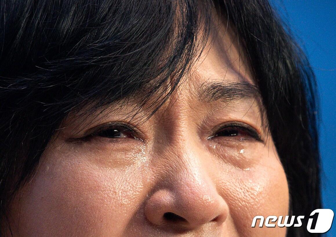 본문 이미지 - 고 이지한씨의 어머니 조미은씨가 13일 서울 여의도 국회 소통관에서 열린 10.29 이태원 참사 유가족협의회와 시민대책회의가 공동주최한 국정조사 촉구 기자회견에서 눈물을 흘리며 발언하고 있다. 2022.12.13/뉴스1 ⓒ News1 유승관 기자