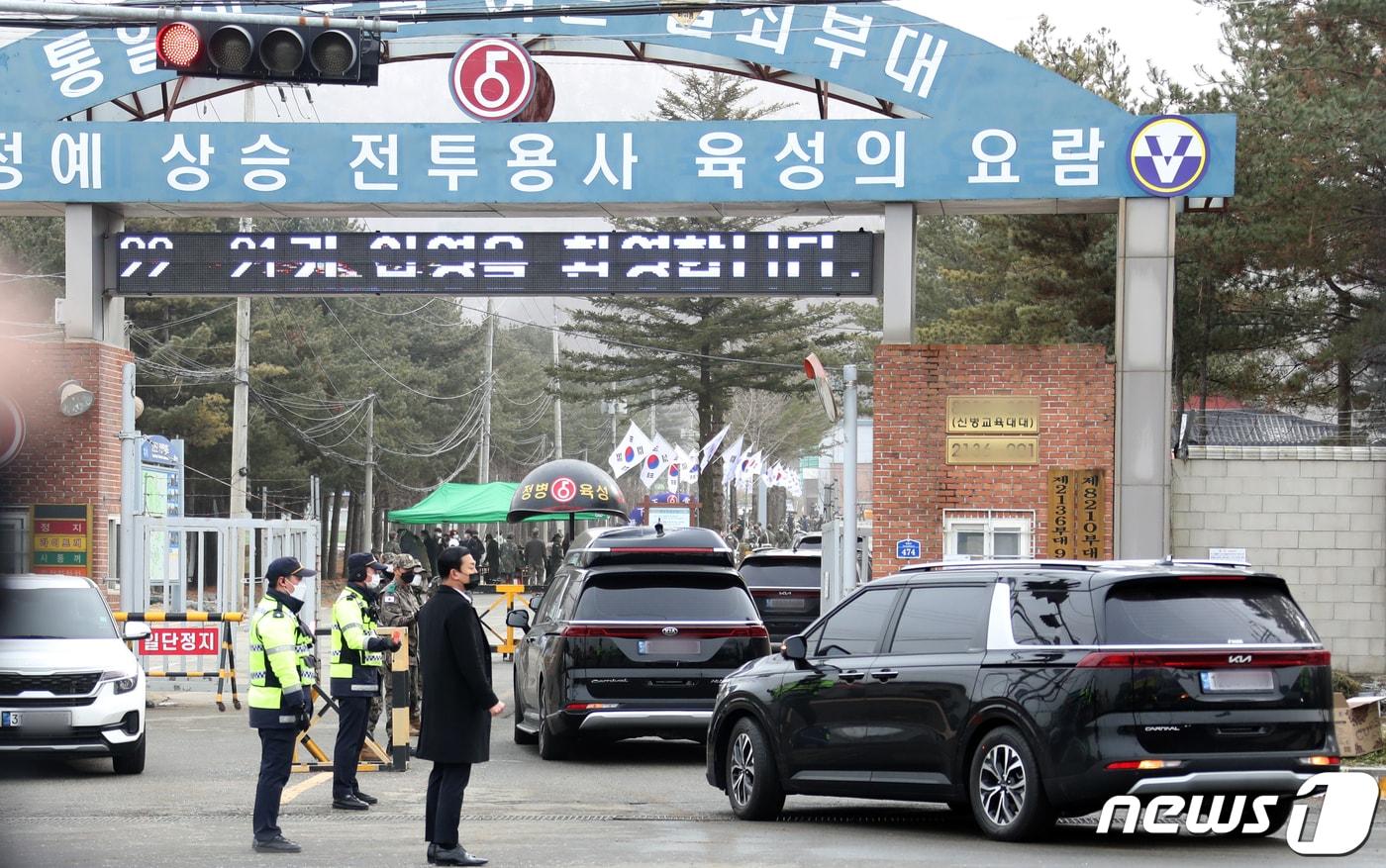 방탄소년단(BTS) 멤버 '진'이 탄 차량이 13일 경기도 연천군 육군 5사단 신병교육대로 들어가고 있다. 2022.12.13/뉴스1 ⓒ News1 권현진 기자