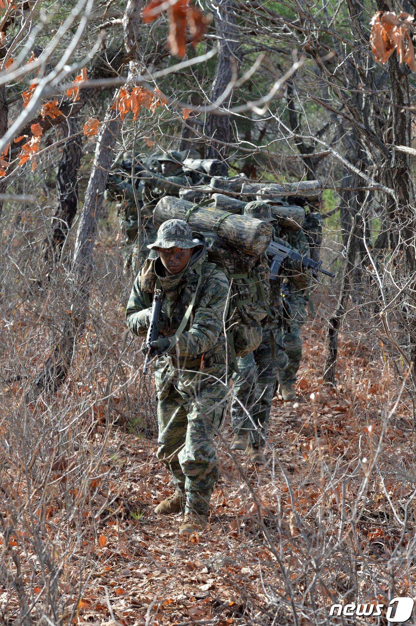 본문 이미지 - 해병대 수색대원들이 13일 오후 경북 포항시 남구 장기면 수성사격장 인근 야산에서 가상의 적진으로 침투하고 있다. 이번 훈련은 해병대교육훈련단이 최정예 수색요원을 양성하기 위한 것으로 총 10주간의 훈련 중 마지막 3일 동안에는 주야간 연속으로 실시한다.2022.12.13/뉴스1 ⓒ News1 최창호 기자