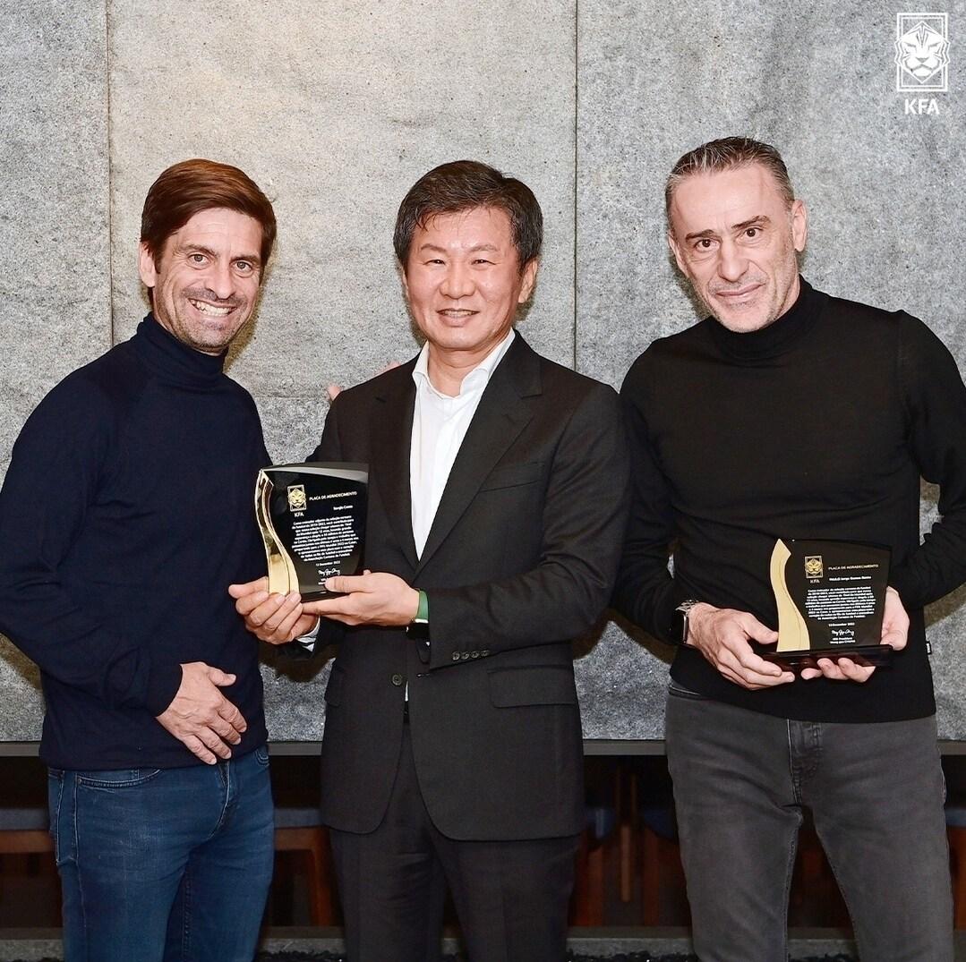 본문 이미지 - 벤투호 코칭스태프에게 감사패를 전달한 정몽규 대한축구협회장 &#40;KFA SNS 캡처&#41;