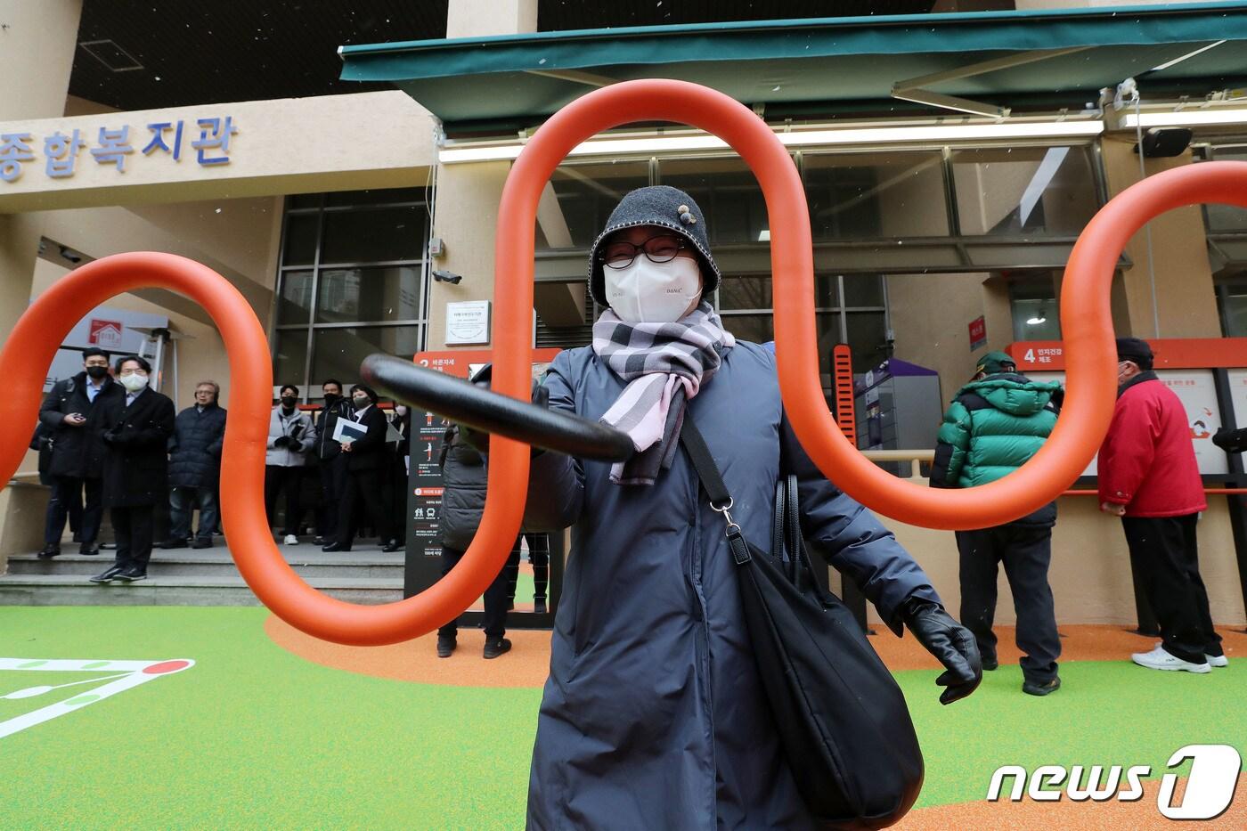 한 어르신이 어깨근력 강화운동을 하고 있다. (자료사진)  /뉴스1 ⓒ News1 