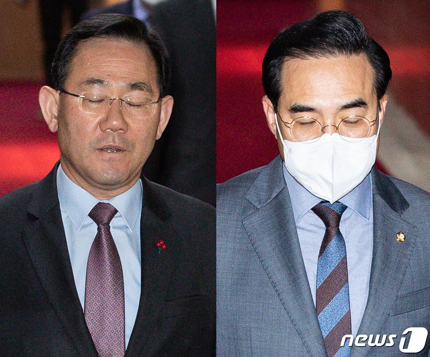 본문 이미지 - 주호영 국민의힘 원내대표&#40;왼쪽&#41;와 박홍근 더불어민주당 원내대표가 13일 서울 여의도 국회에서 열린 예산안 합의를 위한 김진표 국회의장 주재 여야 원내대표 회동을 마친 후 눈을 감고 답답한 표정으로 각각 의장실을 나서고 있다. 2022.12.13/뉴스1 ⓒ News1 유승관 기자