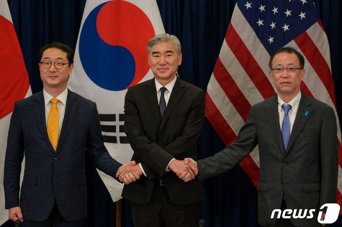 본문 이미지 - 왼쪽부터 김건 외교부 한반도평화교섭본부장, 성 김 미 국무부 대북특별대표, 후나코시 다케히로 일본 외무성 아시아·대양주국장. 2022. 12. 13. ⓒ AFP=뉴스1