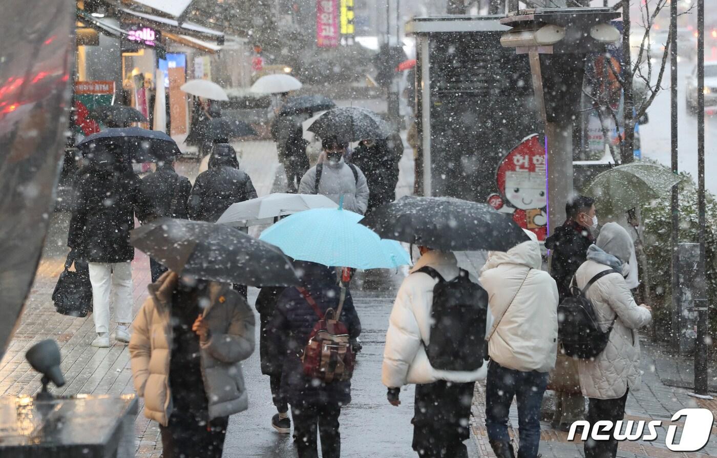 본문 이미지 - 경기도 일부 지역에 대설주의보와 대설예비 특보가 발효된 13일 오후 경기 수원시 팔달구 인계동 거리에서 시민들이 발걸음을 재촉하고 있다. 2022.12.13/뉴스1 ⓒ News1 김영운 기자