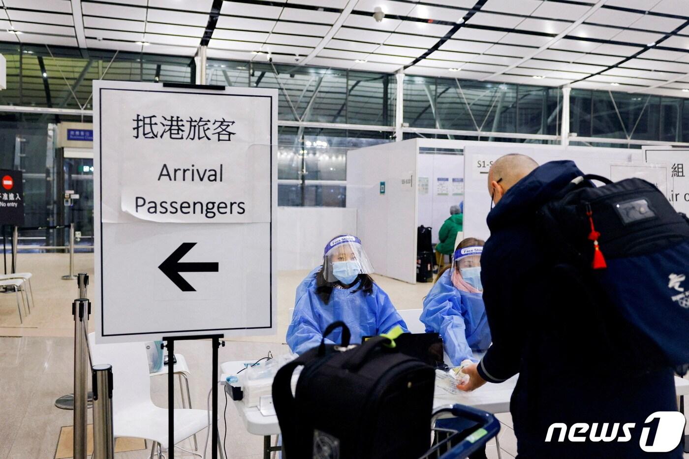 홍콩 국제공항에서 해외 입국객들이 코로나19 검사를 시행하고 있다. 2022.02.21. ⓒ 로이터=뉴스1 ⓒ News1 정윤영 기자