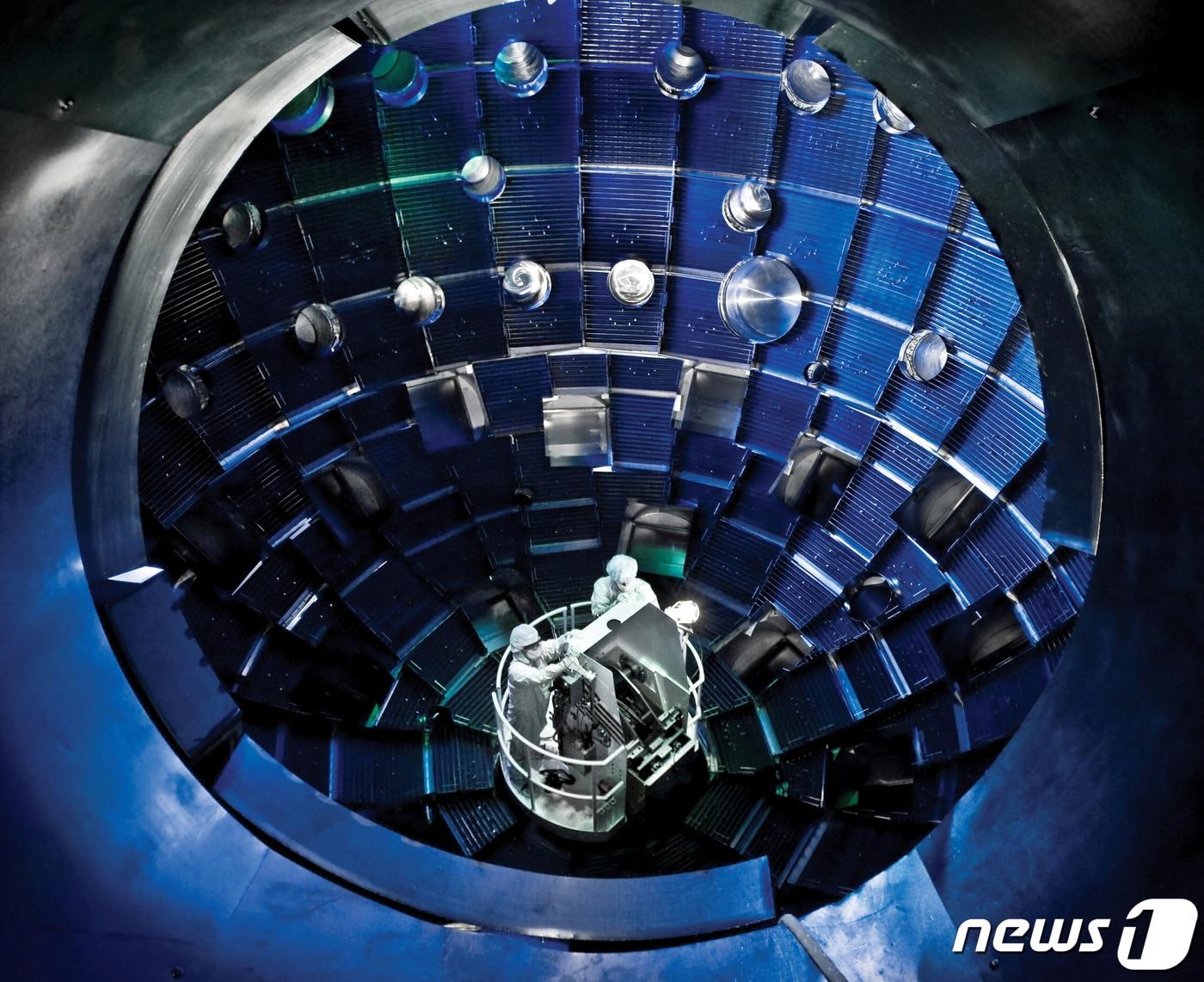 본문 이미지 - 2008년 미국 에너지부 산하 로런스 리버모어 국립연구소 연구진들이 캘리포니아주에 위치한 '국립점화시설'(NIF)에서 실험을 진행하는 모습. ⓒ 로이터=뉴스1 ⓒ News1 정윤영 기자