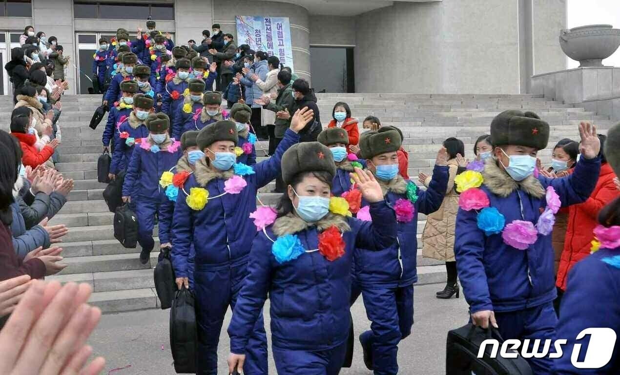 본문 이미지 - (평양 노동신문=뉴스1) = 어렵고 힘든 부문에 자원해 진출하는 북한 황해북도 청년들. [국내에서만 사용가능. 재배포 금지. DB 금지. For Use Only in the Republic of Korea. Redistribution Prohibited] rodongphoto@news1.kr