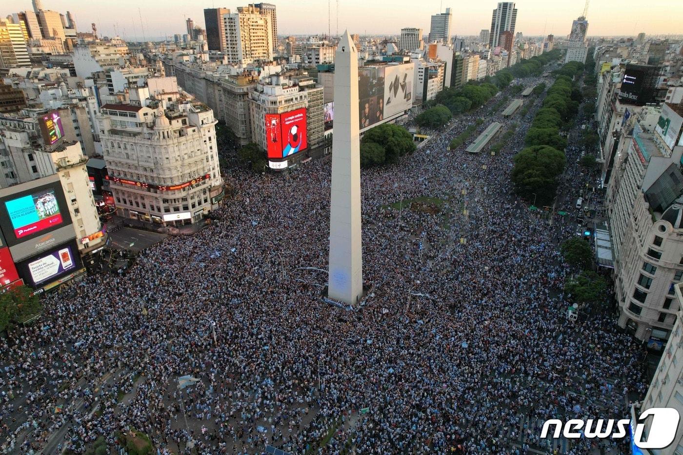 13일(현지시간) 아르헨티나 수도 부에노스아이레스의 오벨리스크 광장에 모인 축구 팬들이 2022 카타르 월드컵 4강전에서 아르헨티나가 크로아티아에 승리하자 환호하고 있다. ⓒ AFP=뉴스1 ⓒ News1 최종일 기자