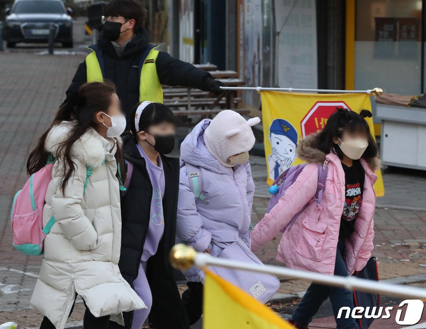 본문 이미지 - 경기 수원시 팔달구의 한 초등학교에서 학생들이 등교를 하고 있다. 2022.12.14/뉴스1 ⓒ News1 김영운 기자