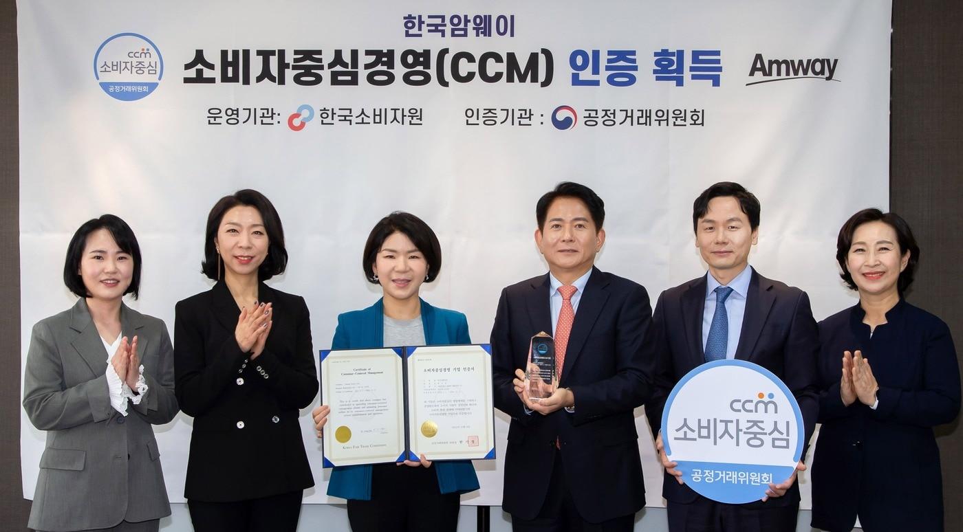 왼쪽부터 한국암웨이 오혜진 차장, 신수진 부장, 배수정 대표이사, 강영재 전무,이정수 팀장, 박영미 팀장이 기념사진을 찍고 있다.(한국암웨이 제공)