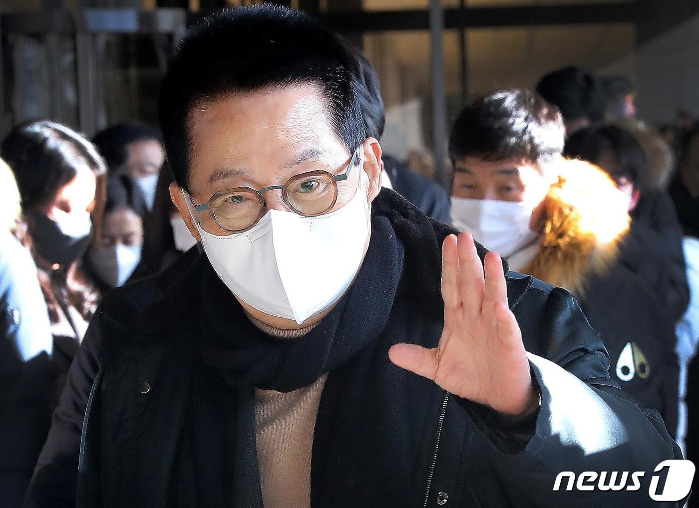본문 이미지 - 서해 공무원 피격사건 당시 상황에 대한 첩보 보고서 등을 무단으로 삭제된 혐의로 고발된 박지원 전 국가정보원장이 14일 오전 서울 서초구 서울중앙지방검찰청에서 피의자 신분으로 소환 조사에 출석하고 있다. 2022.12.14/뉴스1 ⓒ News1 임세영 기자