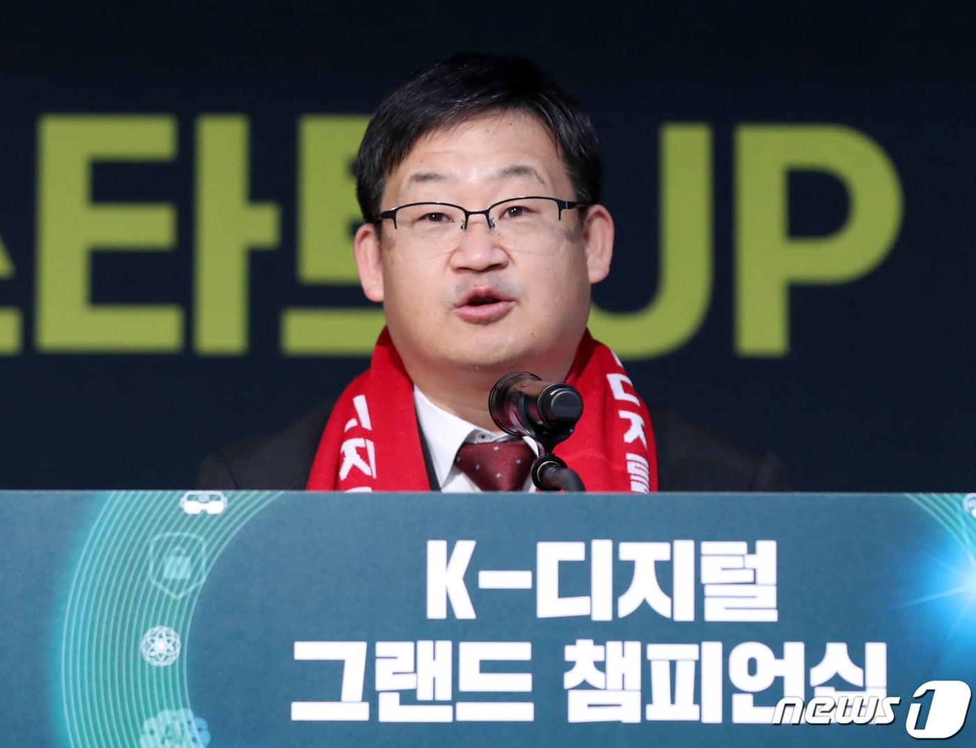 본문 이미지 - 허성욱 정보통신산업진흥원장이 14일 오전 경기도 성남시 판교스타트업캠퍼스에서 열린 민·관 합동 디지털 청년기업 발굴대회 'K-디지털 그랜드 챔피언십'에 참석해 환영사를 하고 있다. 2022.12.14/뉴스1 ⓒ News1 구윤성 기자