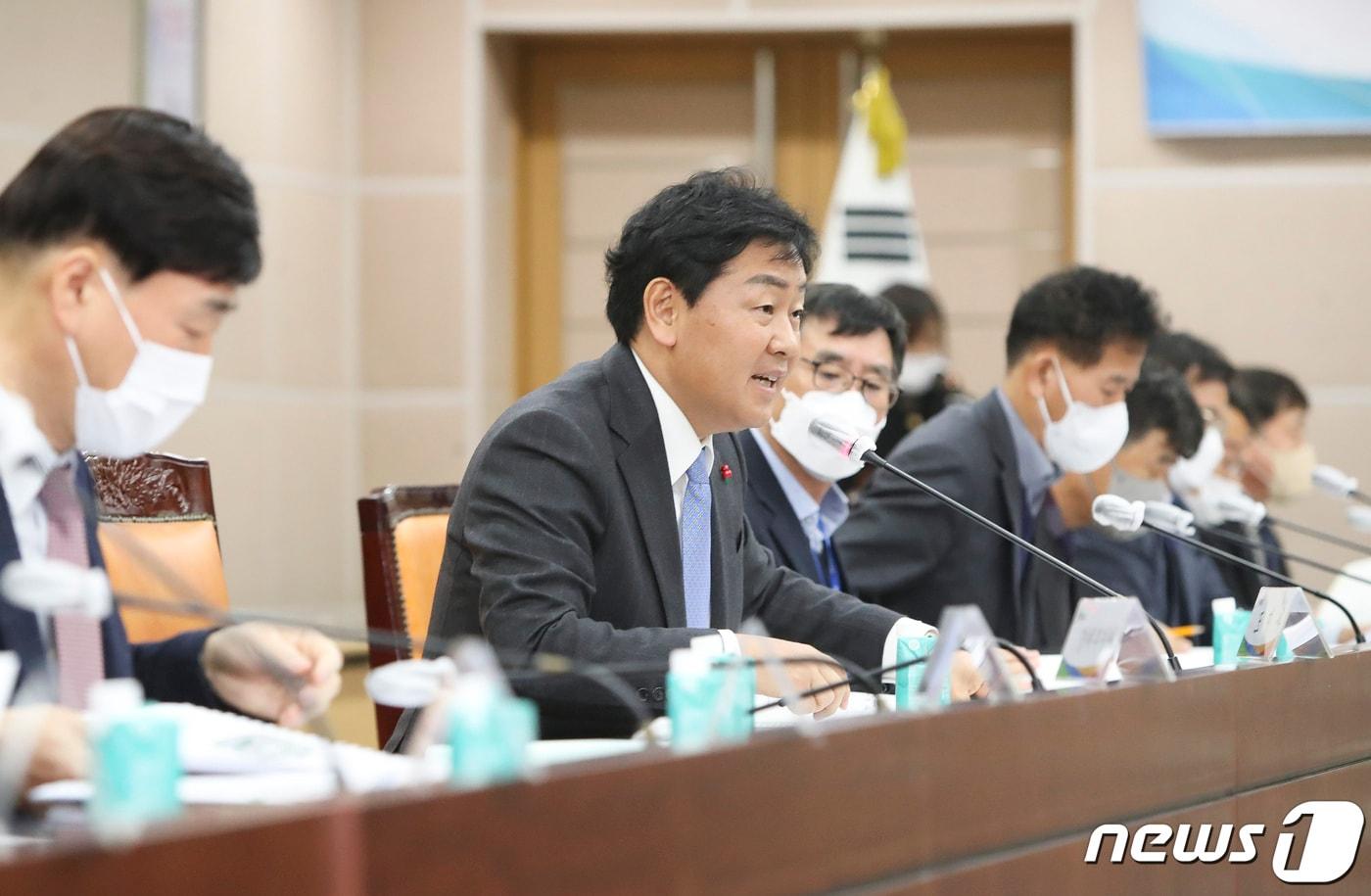 14일 전북도청 종합상황실에서 열린 국책사업 발굴 최종 보고회에 김관영 전북도지사와 실 국장들이 토의를 하고 있다.2022.12.14.(전북도 제공)/뉴스1