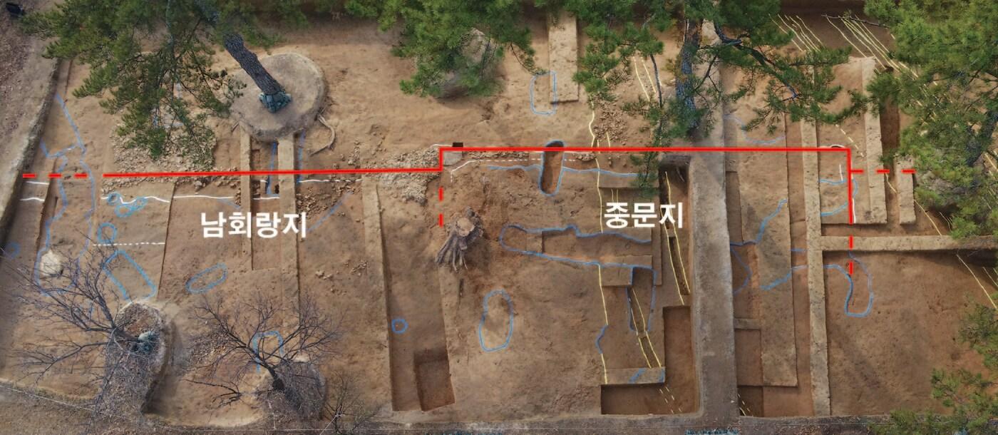 '부여 군수리 사지' 중문 및 남회랑터. (문화재청 제공) 
