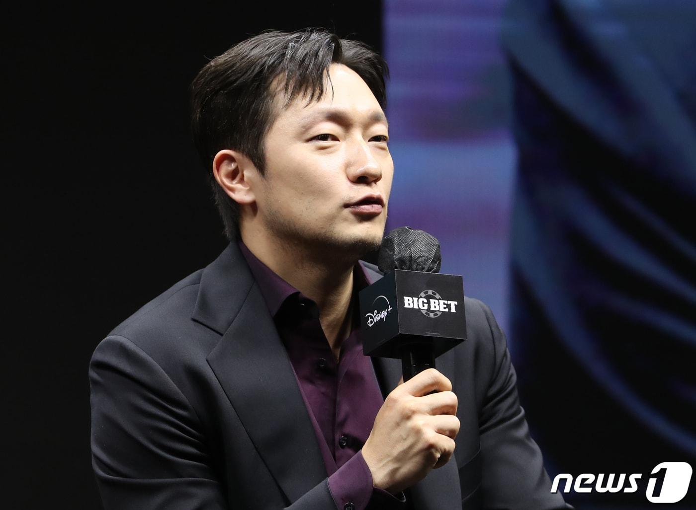 본문 이미지 - 배우 손석구가 14일 서울 종로구 JW메리어트 동대문 스퀘어 서울에서 열린 디즈니+ 오리지널 시리즈 '카지노' 제작발표회에서 인사말을 하고 있다. '카지노'(감독 강윤성)는 돈도 빽도 없이 필리핀에서 카지노의 전설이 된 남자 차무식(최민식 분)이 살인사건에 휘말리면서 인생의 벼랑 끝 목숨 건 최후의 베팅을 시작하게 되는 강렬한 이야기를 그린 작품이다. 2022.12.14/뉴스1 ⓒ News1 권현진 기자