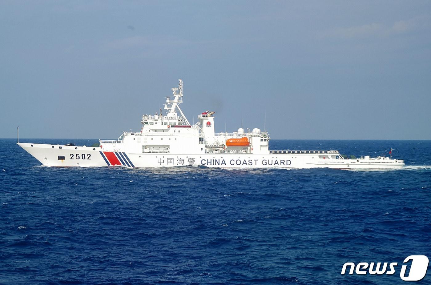 본문 이미지 - 중국 해경선 하이징2502가 지난 2016년 11월6일 동중국해의 센카쿠 열도(중국명 댜오위다오) 인근의 해역을 항해하고 있다. ⓒ AFP=뉴스1 ⓒ News1 강민경 기자