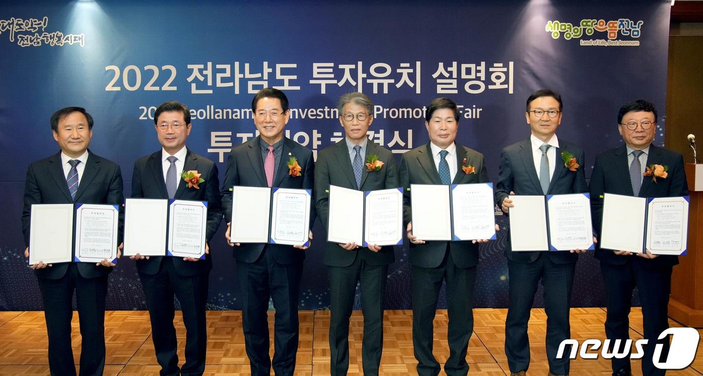 본문 이미지 - 김영록 전라남도지사가 14일 오전 서울 롯데호텔에서 수도권 앵커기업 및 국내·외 주력산업 영위기업 CEO를 대상으로 열린 ‘2022 수도권 투자협약식’에서 기업 및 시·군단체장들과 MOU 협약을 체결하고 기념촬영을 하고 있다.(전남도 제공) 2022.12.14/뉴스1 ⓒ News1