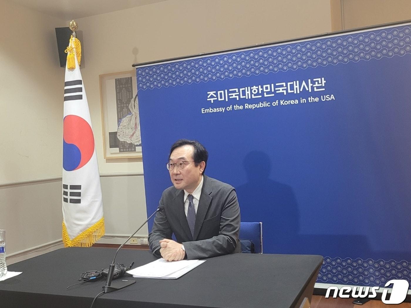 본문 이미지 - 이도훈 외교부 2차관이 13일(현지시간) 워싱턴DC 주미한국대사관에서 특파원들과 간담회를 갖고 있다.