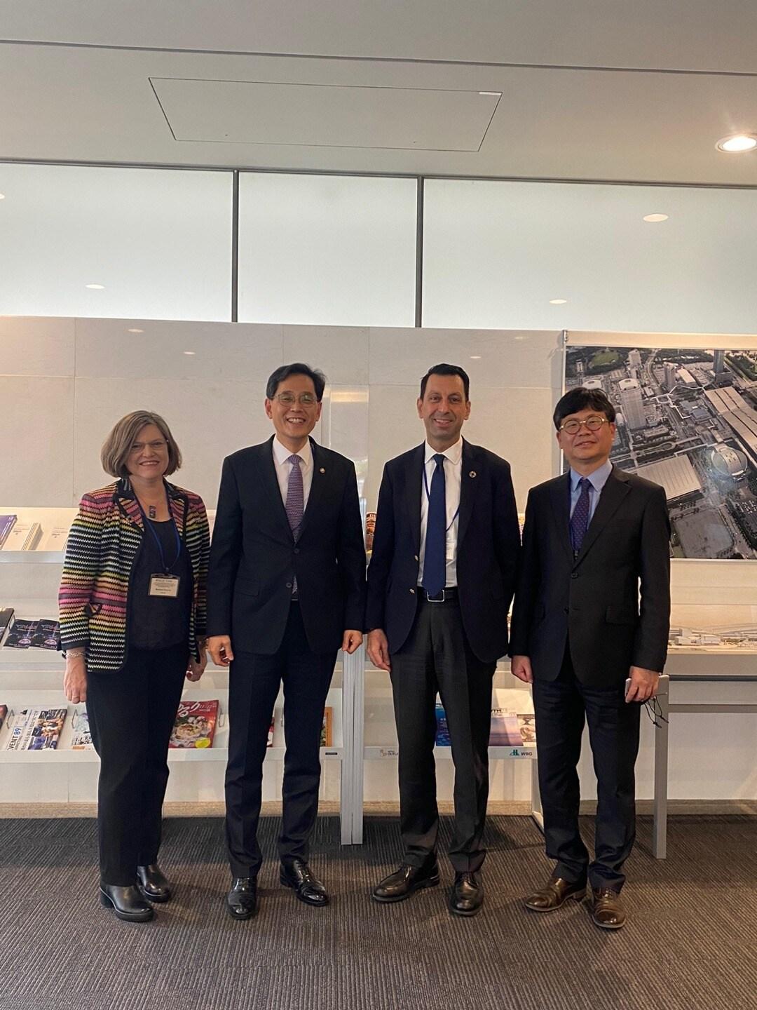 본문 이미지 - 한훈 통계청장(왼쪽 두번째)과 카베 자헤디 유엔아태경제사회위원회(UNESCAP) 사무차장(오른쪽 두 번째).(통계청 제공)